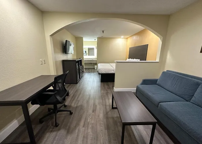 Rodeway Inn & Suites Hwy 290 Nw