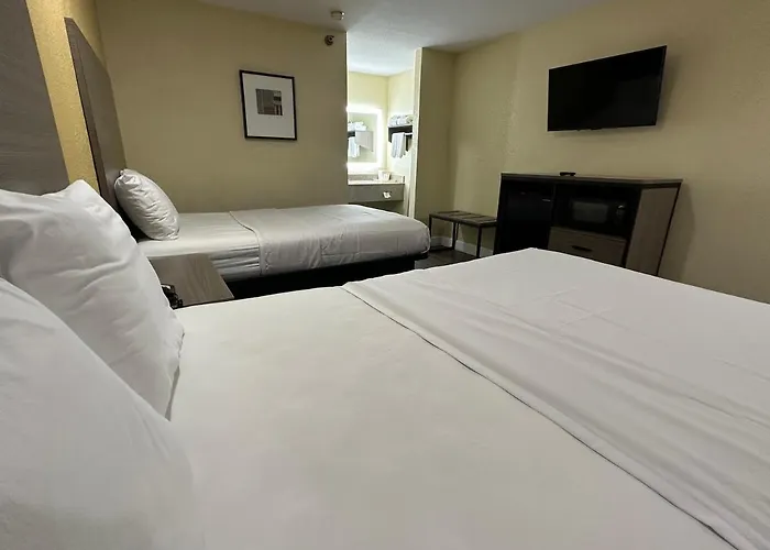 Rodeway Inn & Suites Hwy 290 Nw