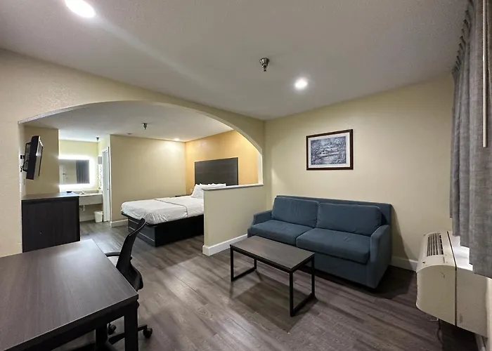 Rodeway Inn & Suites Hwy 290 Nw